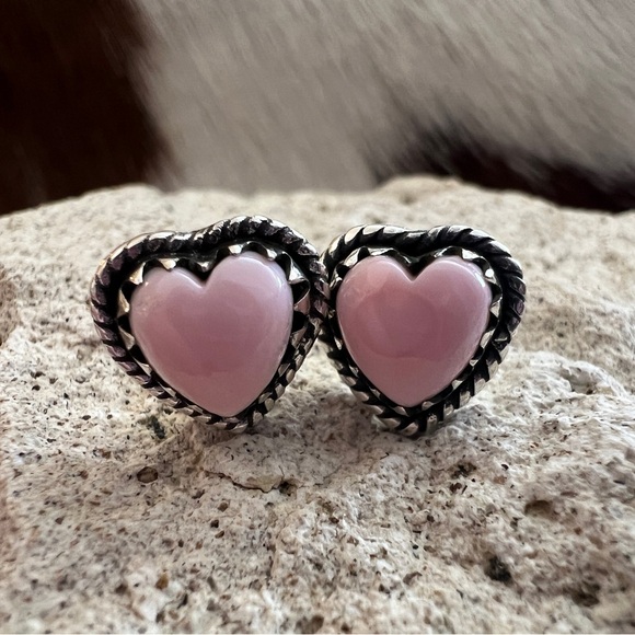 ❤️ Premium Queen Pink Conch Heart Shaped Navajo Style Western Stud Earrings 925